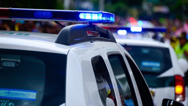 Un copil de patru ani din Oradea s-a urcat la volanul unei maşini şi a accidentat un muncitor, apoi a lovit o maşină şi o casă